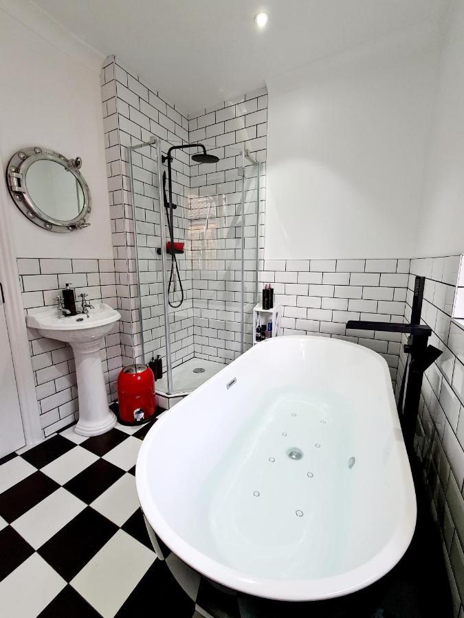 פורטסמות' Southsea Royale James Bond 3 Bed Cool Penthouse, Seafront Parking מראה חיצוני תמונה