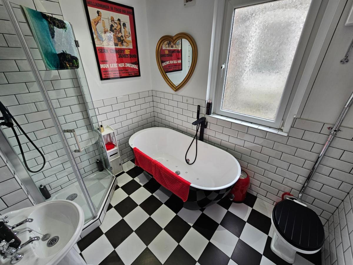 פורטסמות' Southsea Royale James Bond 3 Bed Cool Penthouse, Seafront Parking מראה חיצוני תמונה